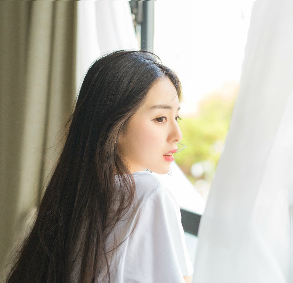 庞统点点头，邓贤、泠苞在军中威望终究不及张任，虽然如今占据了成都，成都以北皆降，但成都以南，巴郡各地将领官员却并未表态。